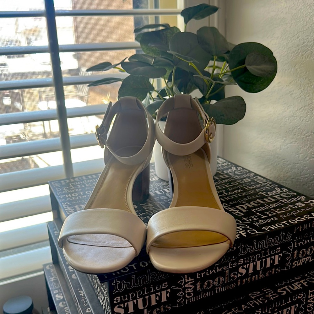 Micheal Kors sandals in ivory size 6.